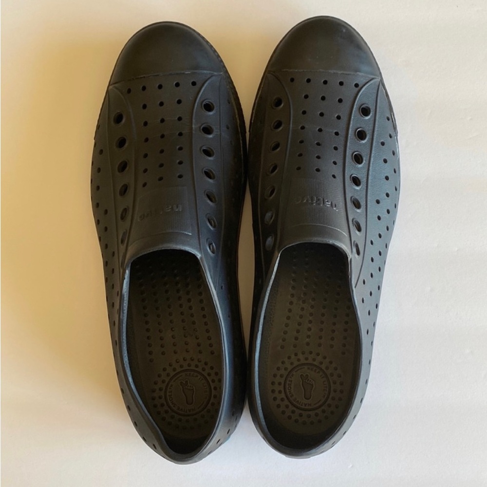 Native Jefferson mens slip on plastic monochromatic black shoes Sz 10